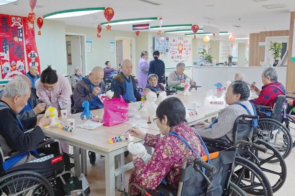 指尖涂色，趣享时光！凤凰怡康老年七科石膏涂色活动